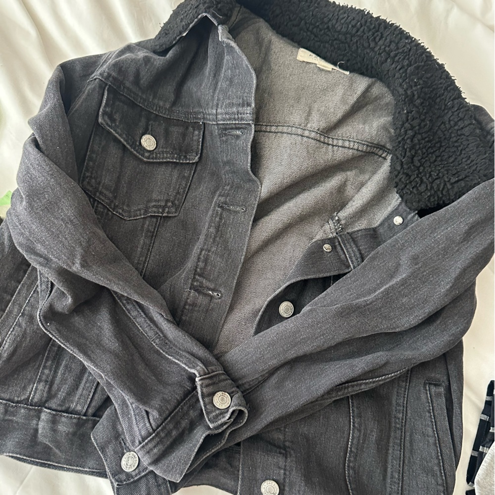 Black jean jacket with wool collar